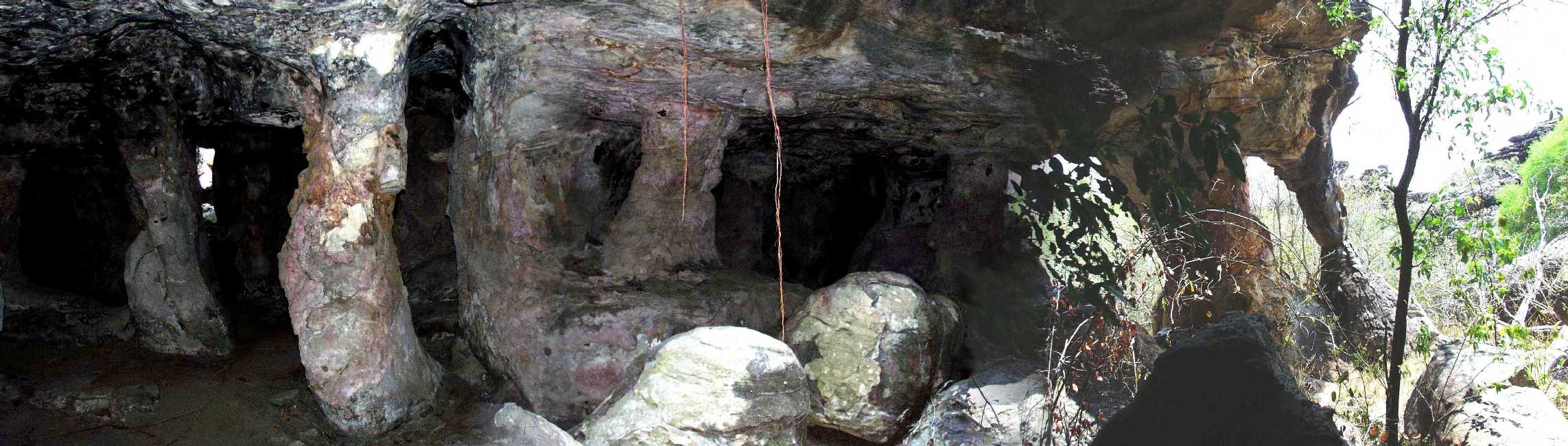 die mehrere Hektar groe Felsenkuppe ruht fast komplett auf einem Sulenlabyrint