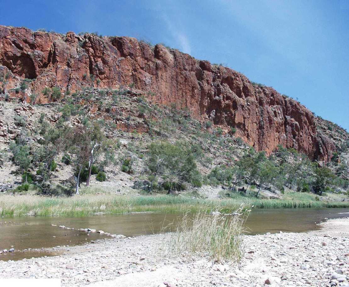Glen Helen Homestead: Der Finke-River vor den Felsen der West-McDonnell-Ranges