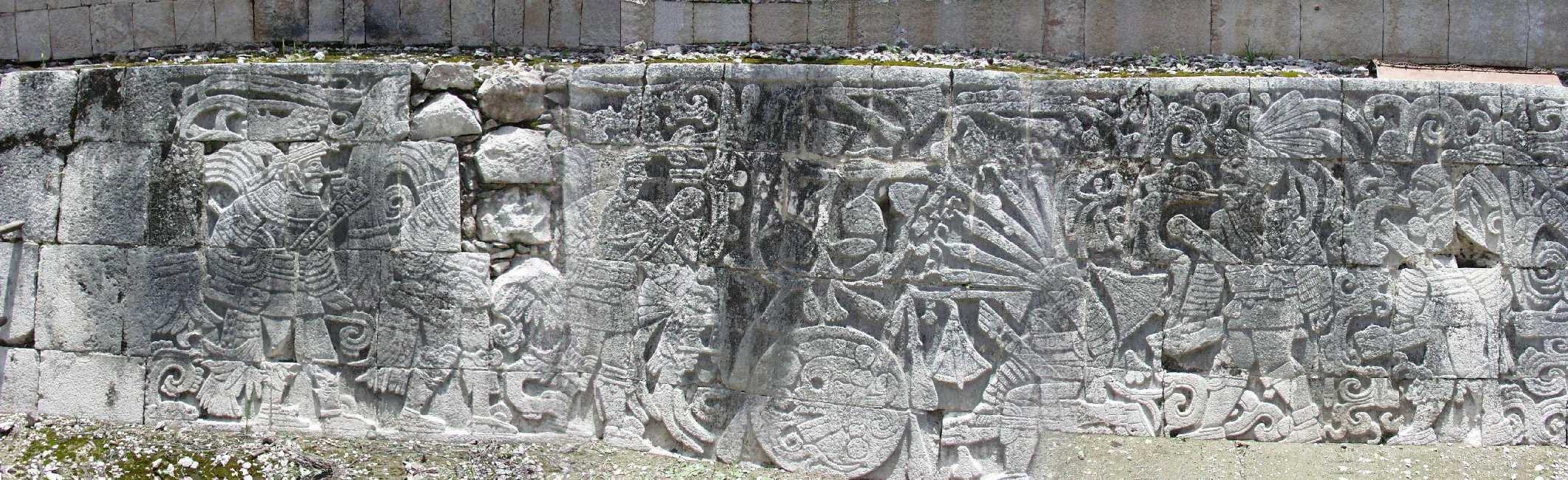 Chichen Itza, Schwenk ber Relief am groen Ballspielplatz